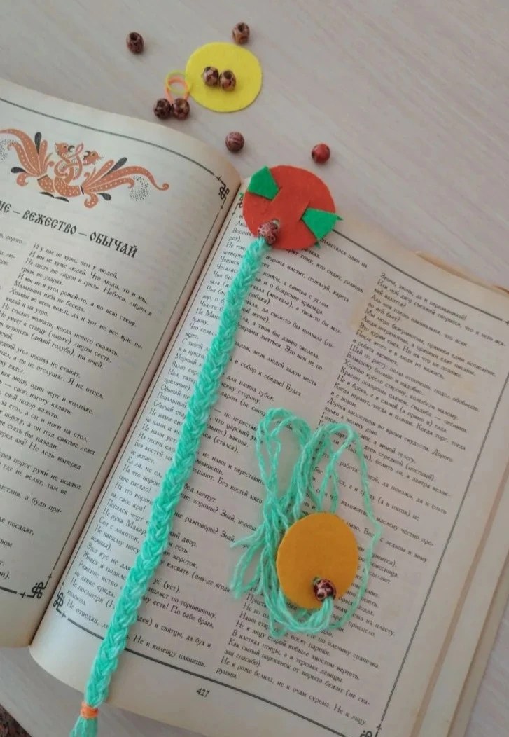 🌞Подарок своими руками: весёлые закладки для книг

🌼Сегодня на мастер-классе от Фабрики петельки н