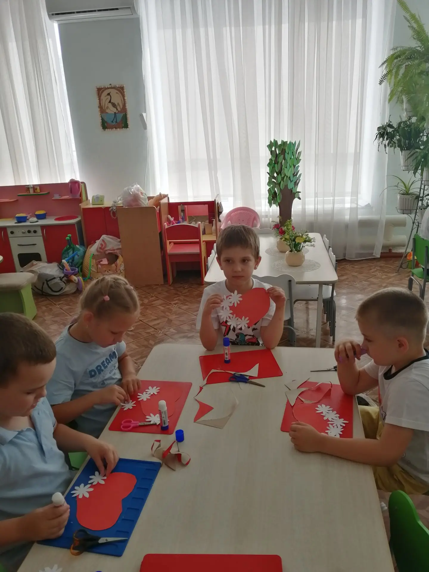 Сегодня, дети старшей группы "Пчелки", к празднику "День семьи, любви и верности" сделали аппликацию
