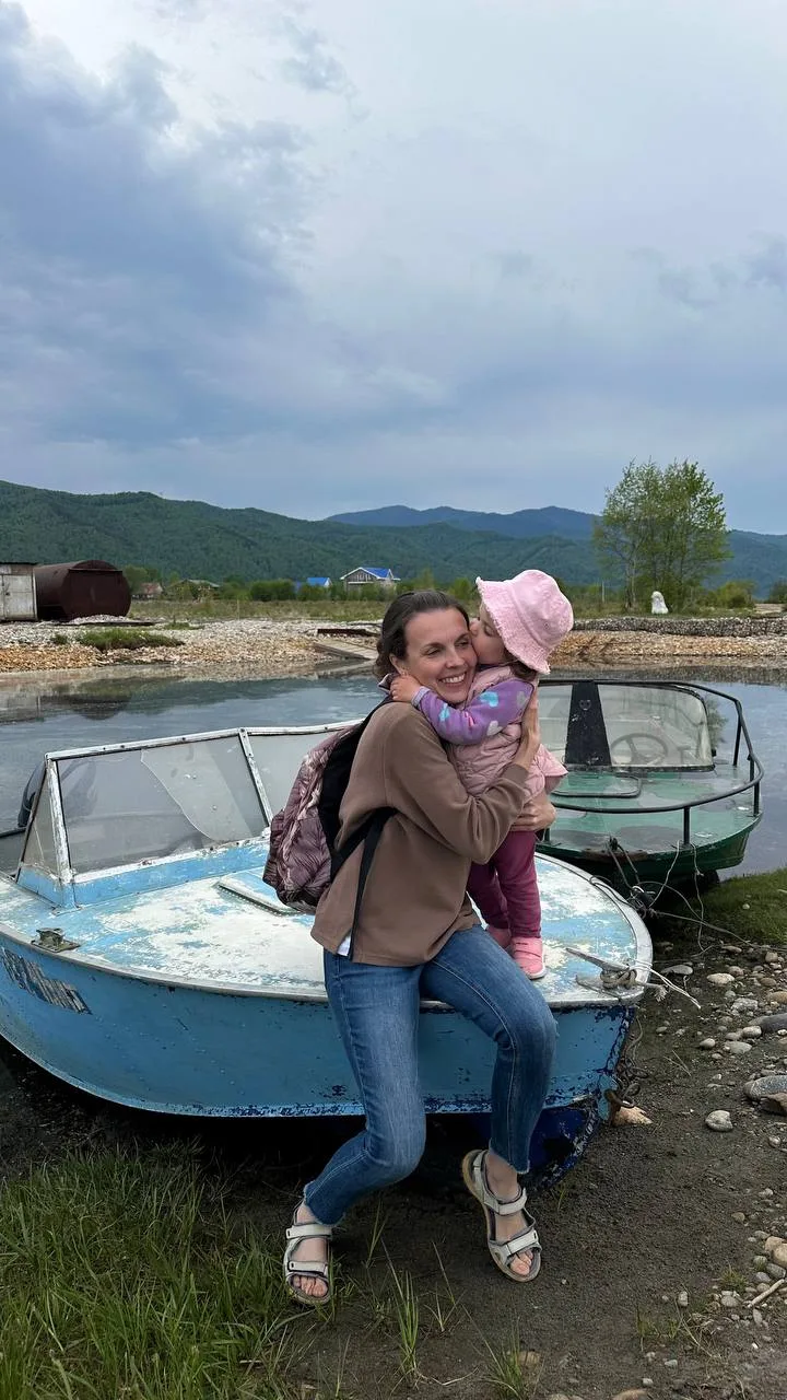 Говорю дочке: 
«Всё, не могу тебя больше нести! У меня ручки устали!»

Арина, 2.3 года: 
«Мама, ты с