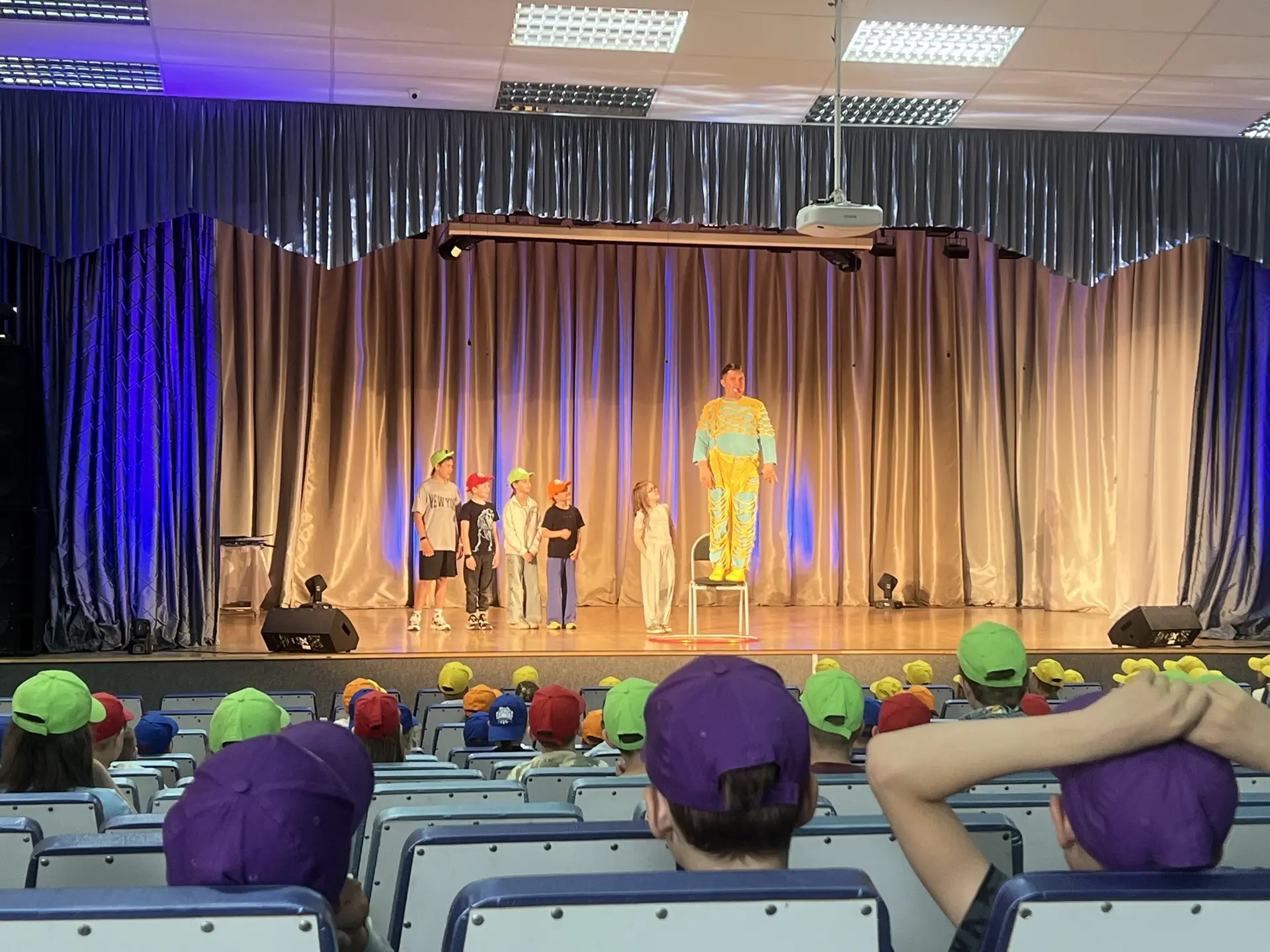 ☀️Школьный лагерь «Город солнца»

🔥Утро в лагере началось с традиционной линейки, где все дети узна