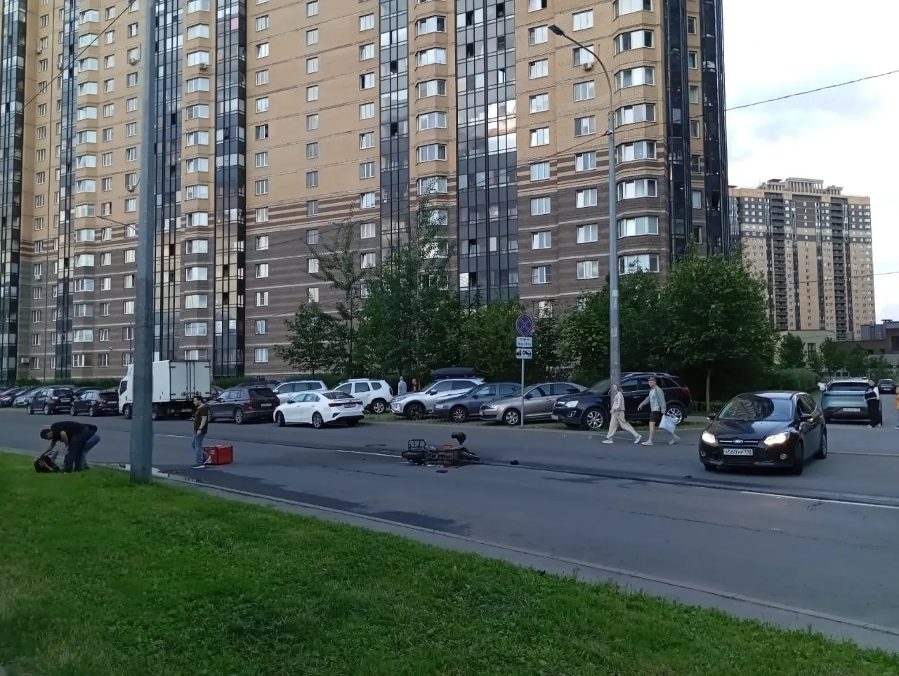 В Парнасе автомобиль сбил курьера-студента из Бангладеш

В Выборгском районе у дома на Валерия Гаври