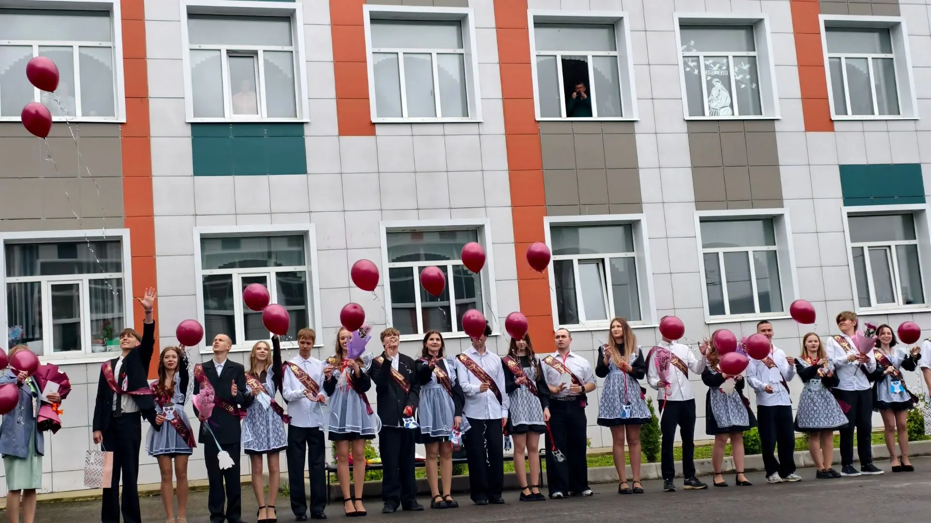 ✅👏Сегодня, 26 мая, для девятиклассников и одиннадцатиклассников нашей школы прозвенели последние зв