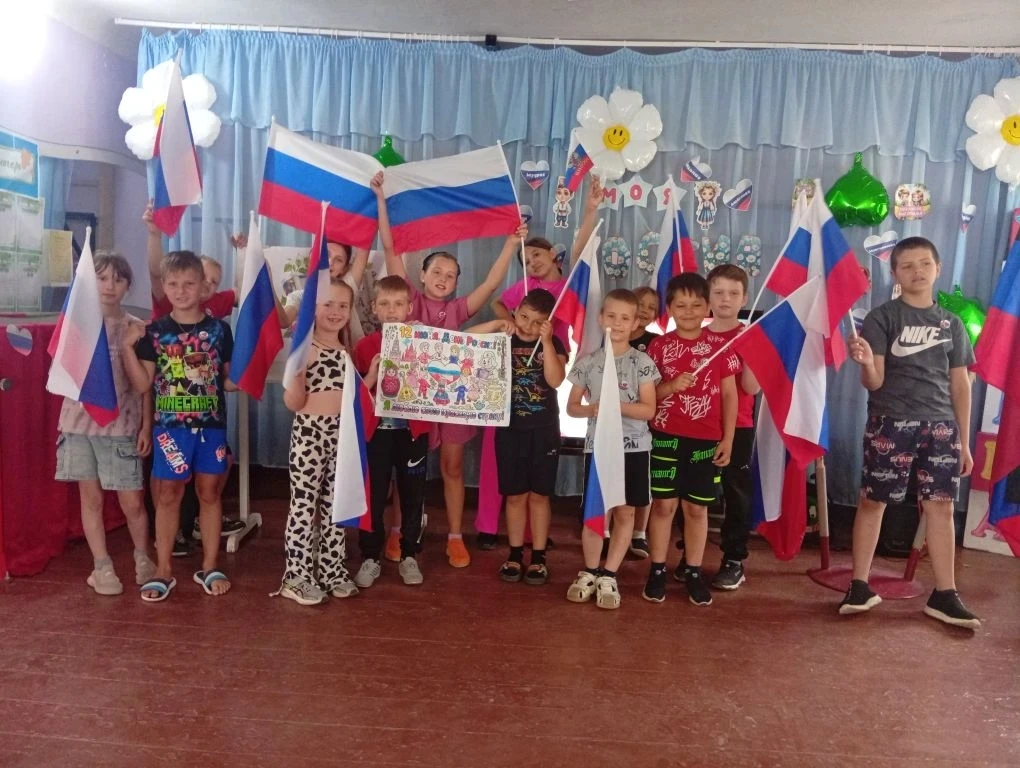 Утро в пришкольном лагере «Улыбка» началось с бодрящей зарядки, которая зарядила всех детей позитиво