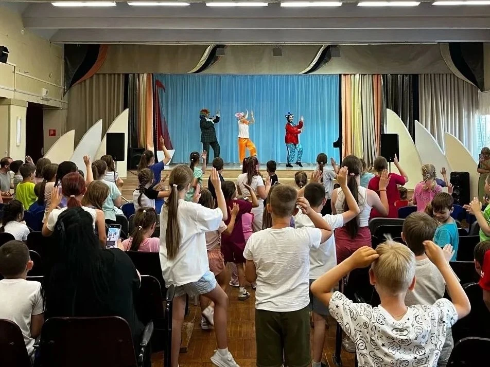 **🎭 В нашем лагере настоящий праздник! В гостях у ребят — театр клуба "Луч" со спектаклем "Приключе
