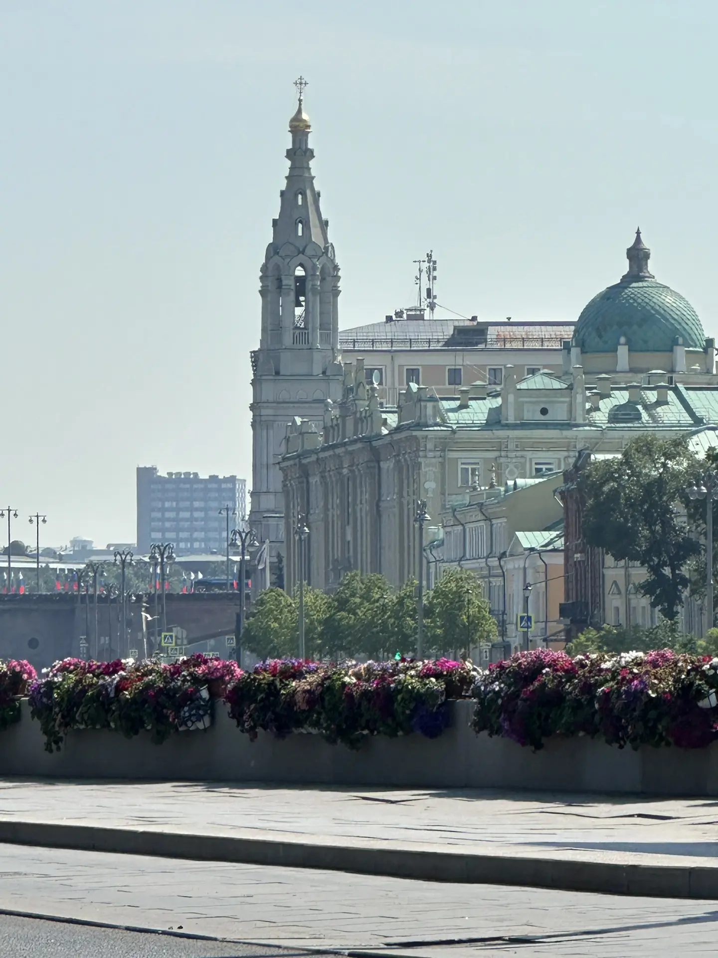 Доброго утра!

Вчера с мужем остались в Москве, чтобы проснуться и неспешно прогуляться по летней ст