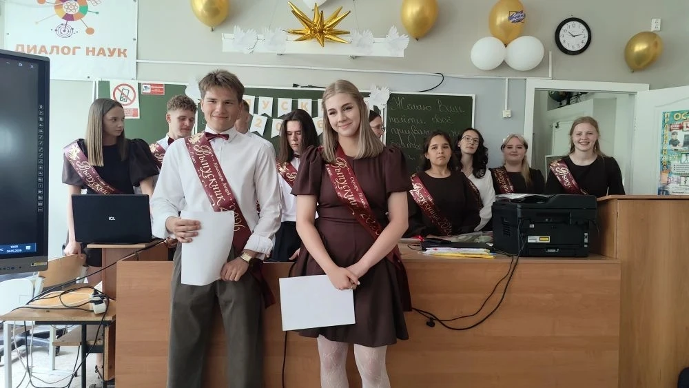 Выпускники 11 класса провели свой прощальный классный час 🎓✨

 Атмосфера была наполнена невероятной