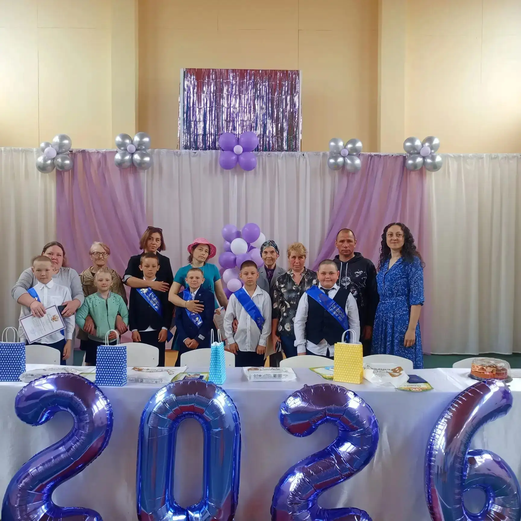 Выпускной 4 класса: из детства — в юность! 🎓🌟

🔔Вот и пролетели четыре года школьной жизни. Кажет