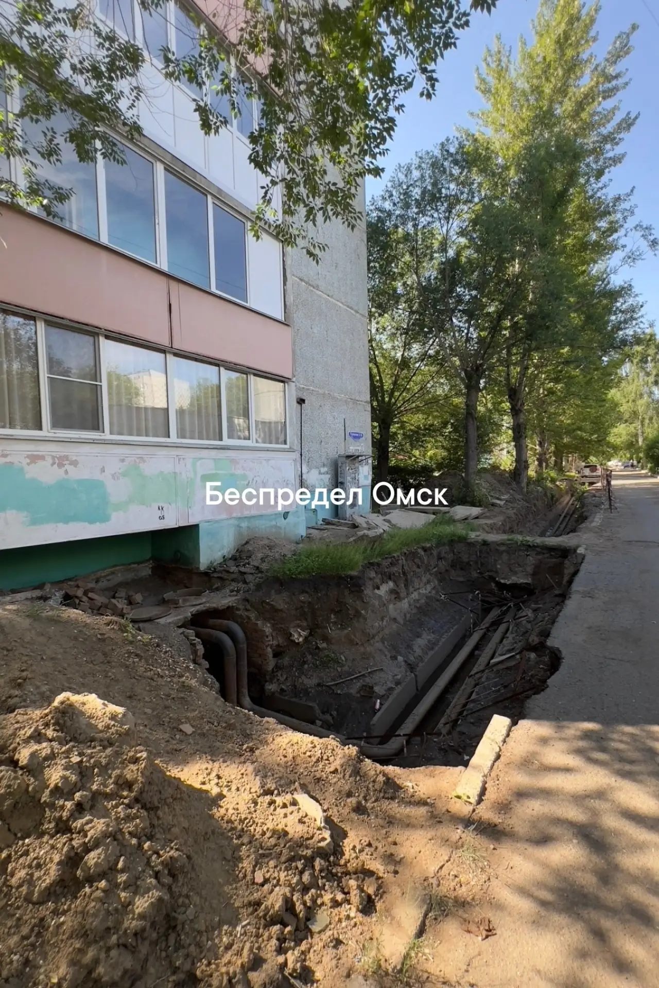 Под окнами жилого дома туполева 3 В и вдоль детского сада #359 в течение двух недель после ремонта т