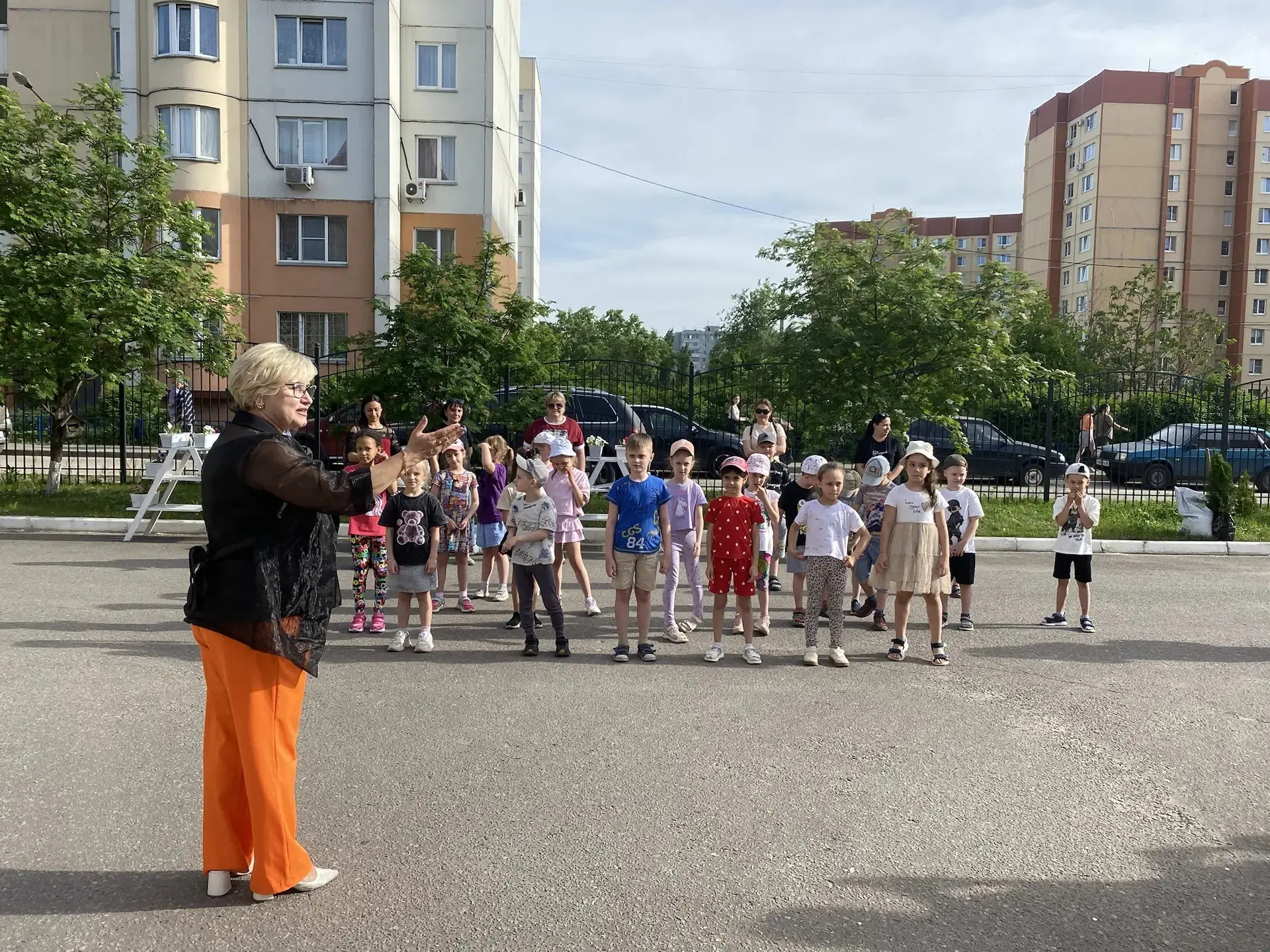 ✨«Аллея выпускников – 2026»
✅В нашем детском саду есть  хорошая и добрая традиция - посадка саженцев