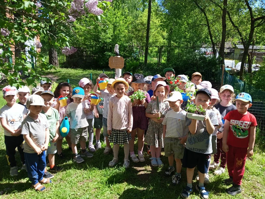 🌿 Наш детсадовский огород посажен! 🧑‍🌾

🥕🧅Маленькие садоводы славно потрудились: сами сажали, с