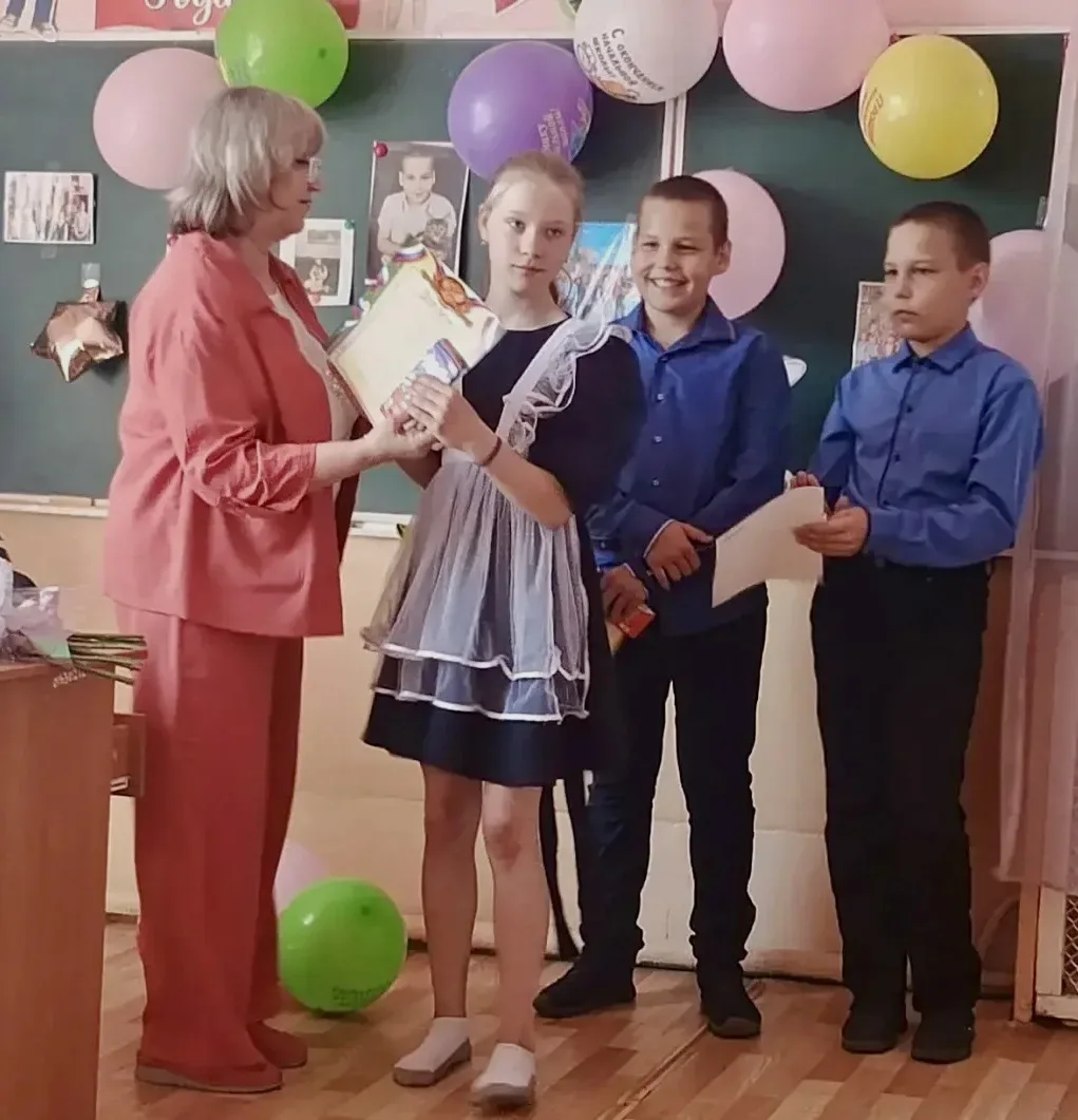 🎓 ПРОЩАЙ, НАЧАЛЬНАЯ ШКОЛА!

Прошёл выпускной для учащихся 4 класса начальной школы — важный и трога