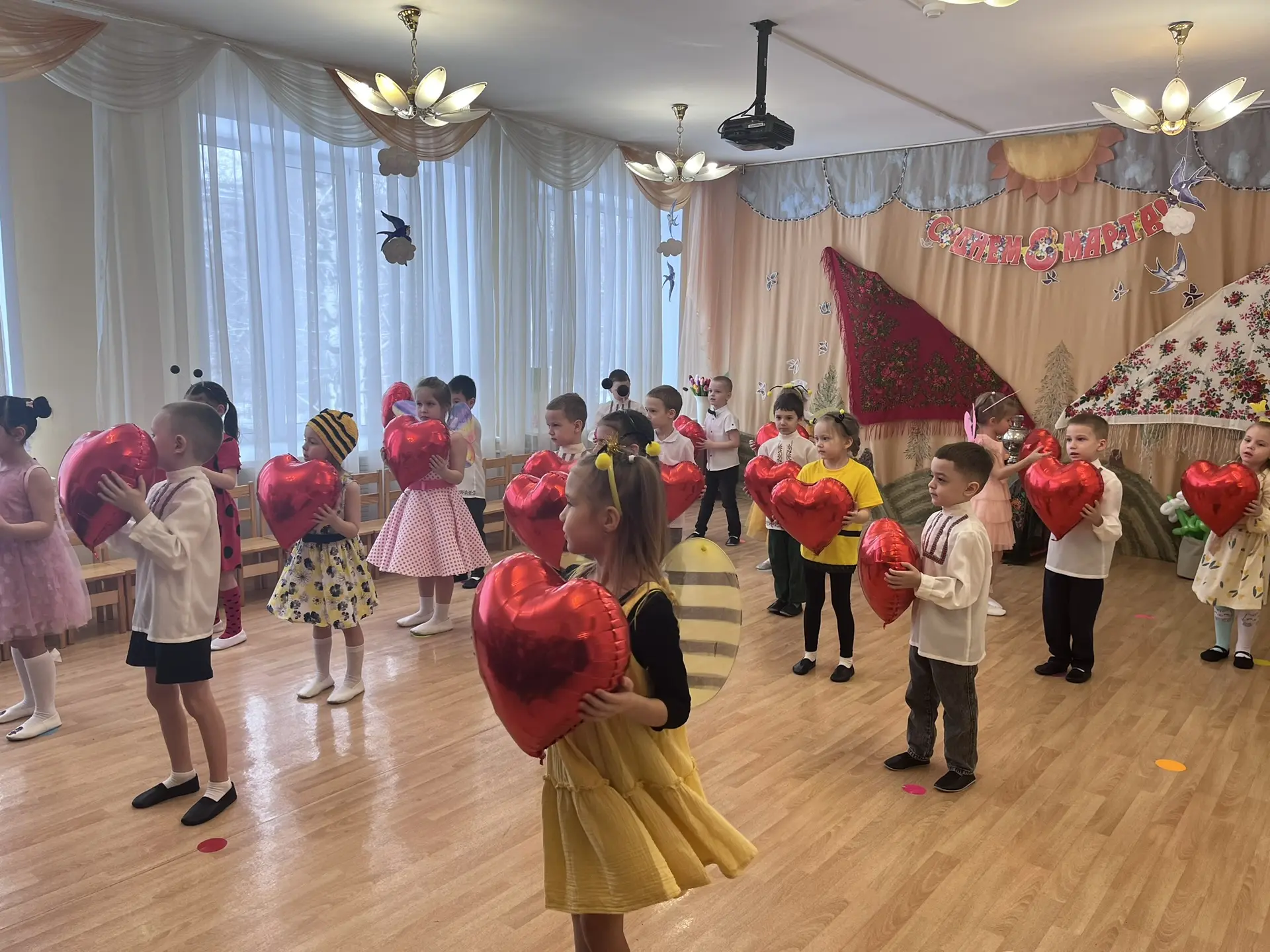 Желаем в день 8 Марта
Расцвета счастья и тепла,
Сюрпризов милых и подарков,
Любви, уюта и добра.

Вс