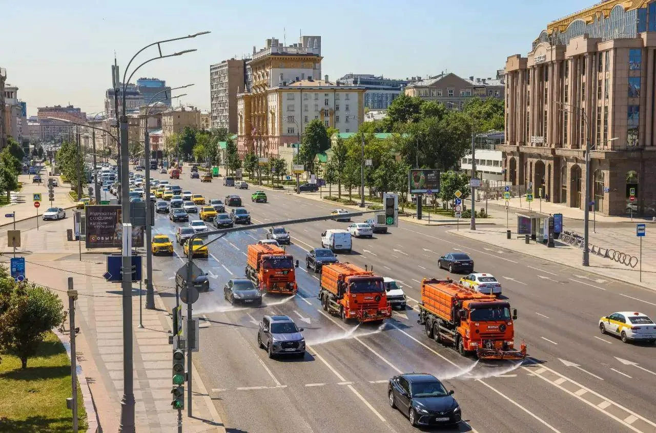 🌡 В Москве городские службы перевели в режим повышенной готовности из‑за 30-градусной жары.
Коммуна