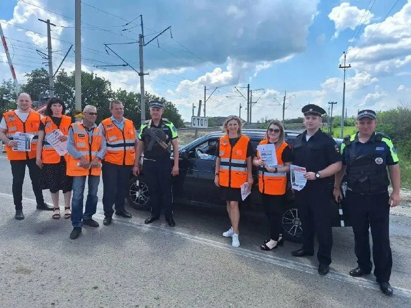 🚂 Четверо погибших за полгода: водителям Каменска напомнили об опасности на переездах

На железнодо