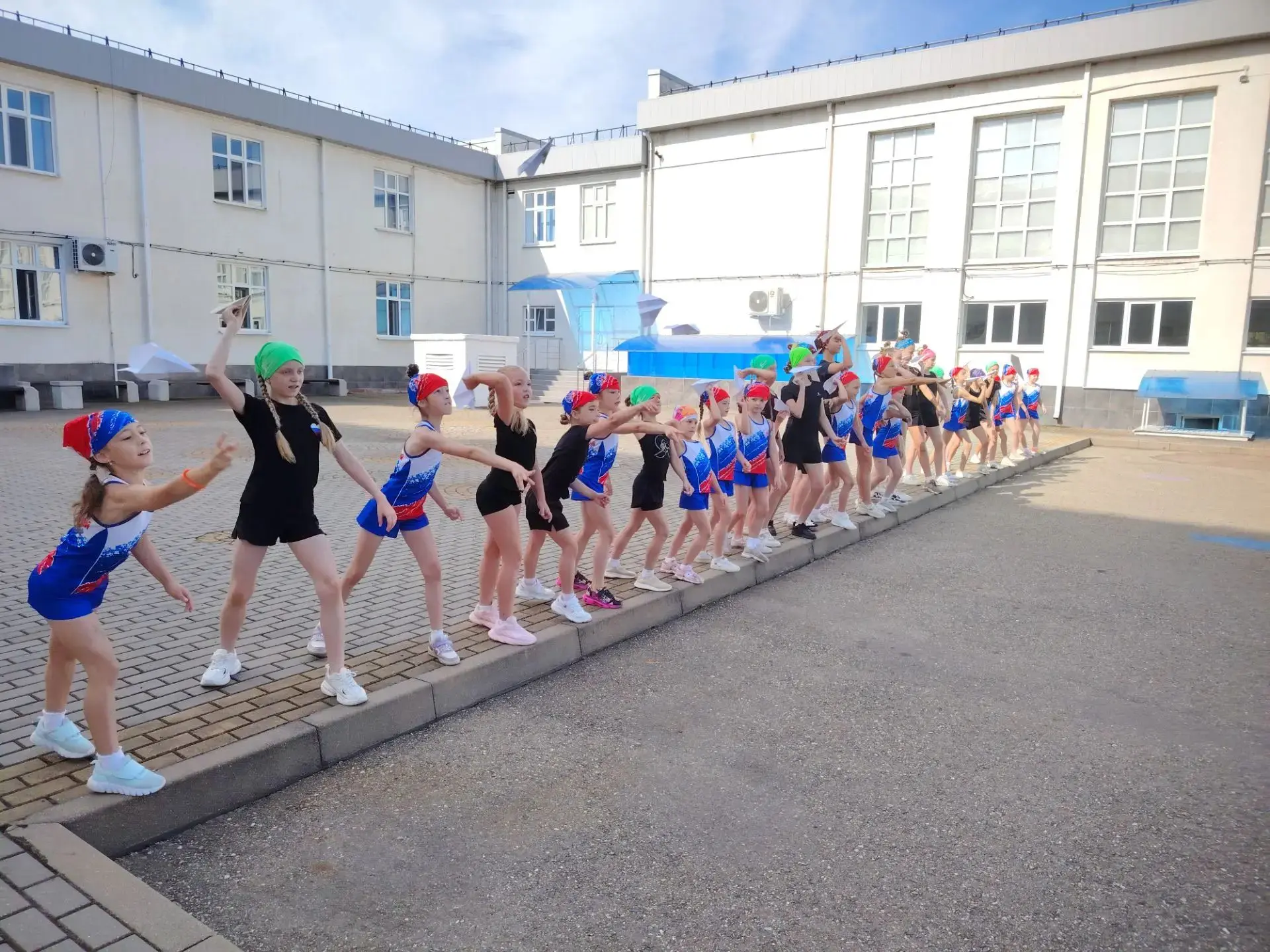 Наши весёлые приключения продолжаются!😁😁😁

🤸🤸🤸А мы сегодня на зарядке запускали самолётики и и