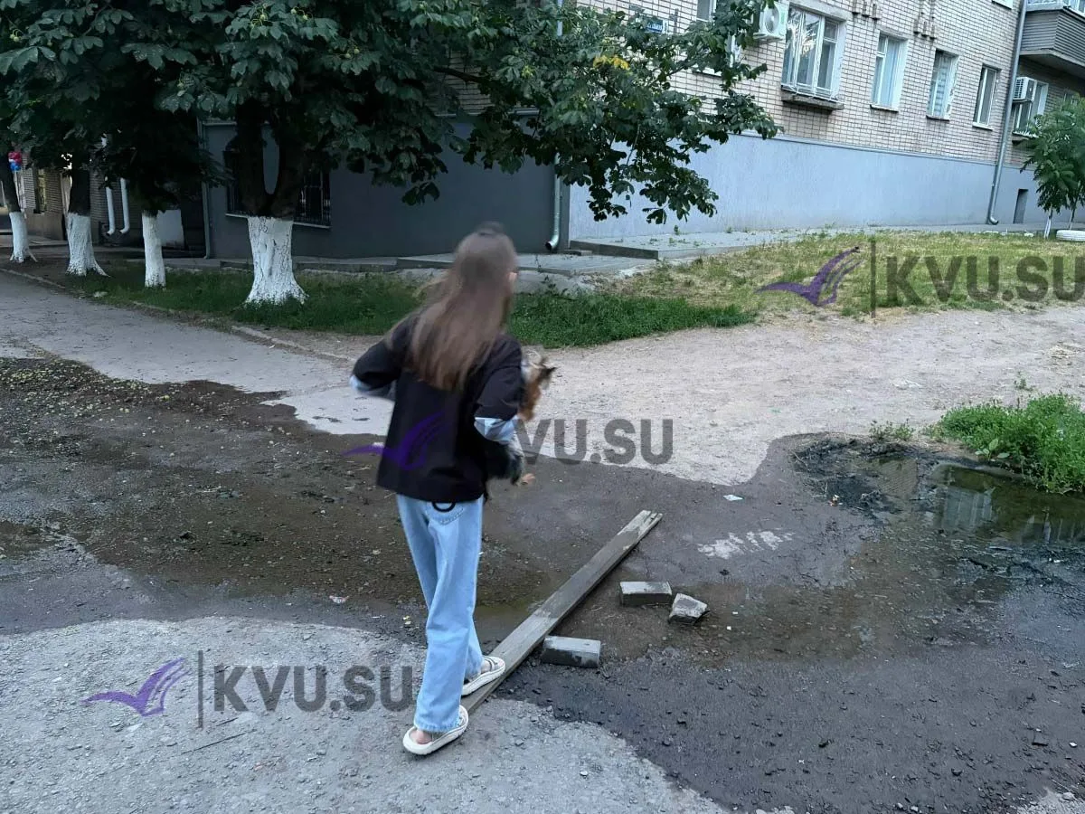 В поселке ХБК города Шахты уже больше месяца текут канализационные стоки.

 Проблема возникла на ули