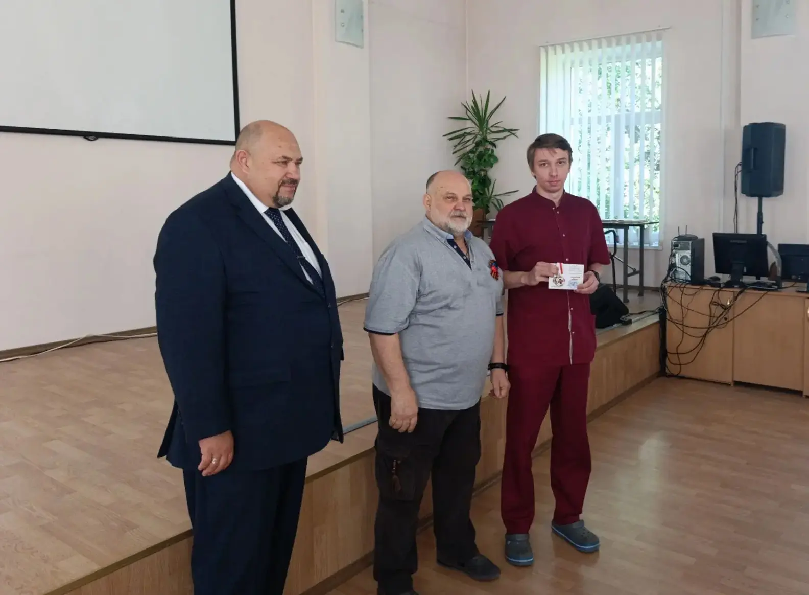 В преддверии Дня медика Юрий Сивоконенко провел торжественное вручение медалей «За спасение жизни» м