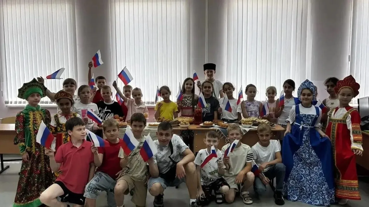 В ЛЕТНЕЙ КАРУСЕЛИ ПРОШЁЛ ДЕНЬ ЕДИНСТВА НАРОДОВ РОССИИ

В лагере дневного пребывания «Летняя карусель