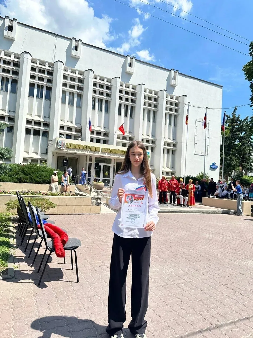 ✨ Наши успехи✨ 

🇷🇺 12 июня ученица 9Б класса Кулик Вера на площади перед зданием Администрации 
