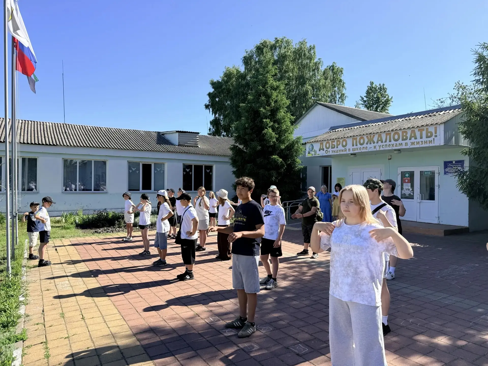 🚀 День Первых в нашем лагере. 

С чего начинается день в нашем школьном лагере? С поднятия флага, а