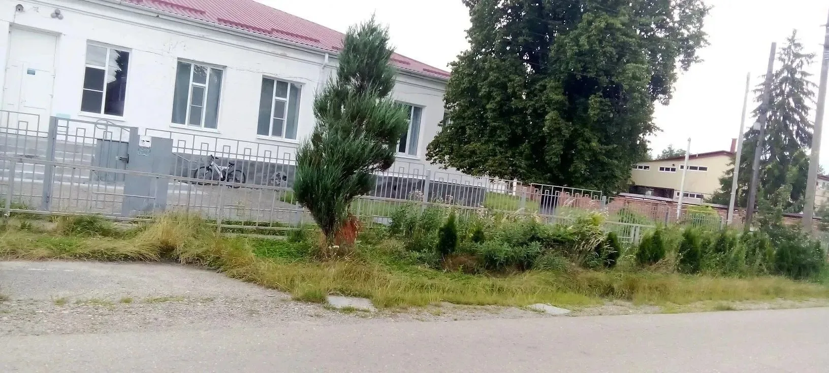 Нам пишут:
 
- Такой вид сейчас открывается перед зданием филиала гимназии №4 в посёлке Псебай (пере
