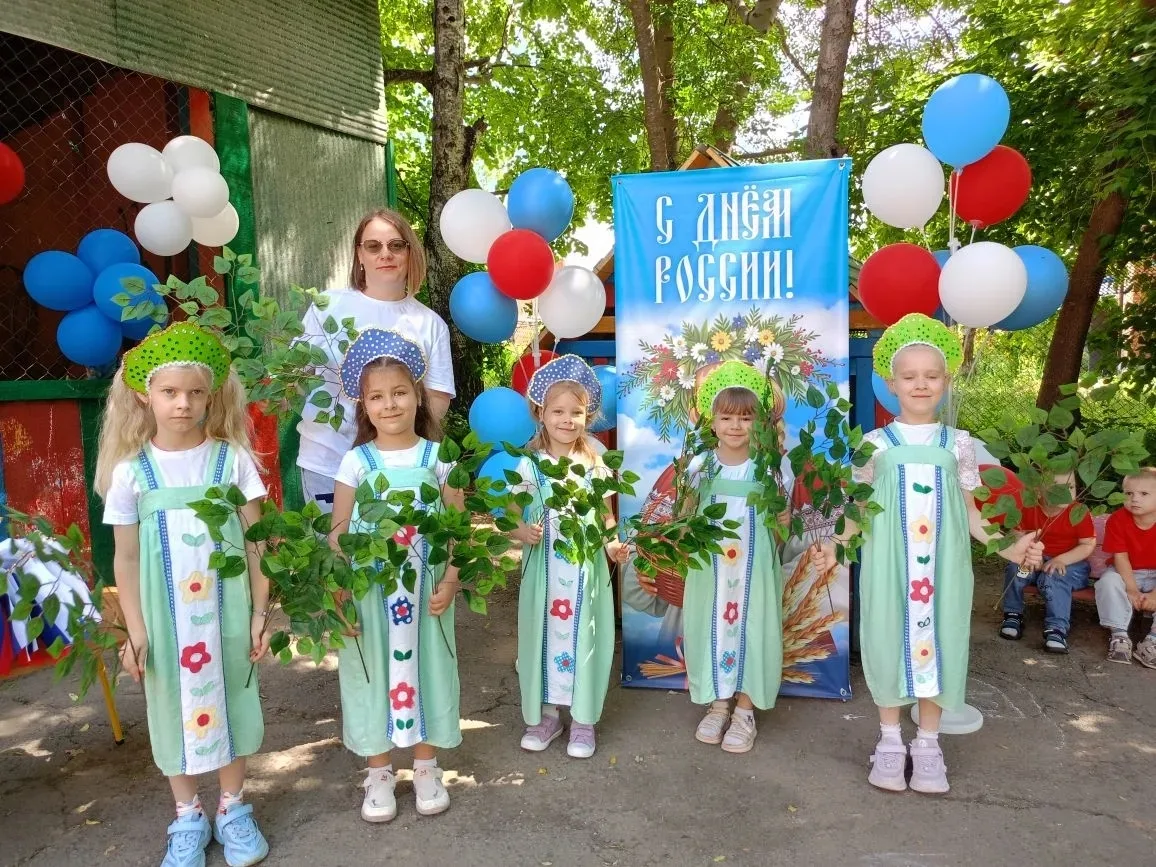 12 ИЮНЯ

В этот день вокруг красиво:
всюду флаги и цветы.
День России! День России!
Нарядились я и т