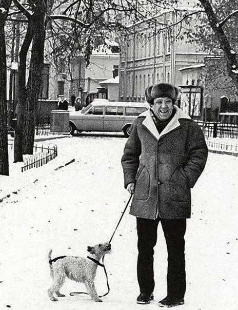 📷 Юрий Никулин на прогулке с собакой на Патриарших прудах 

На фотографии запечатлен известный арти