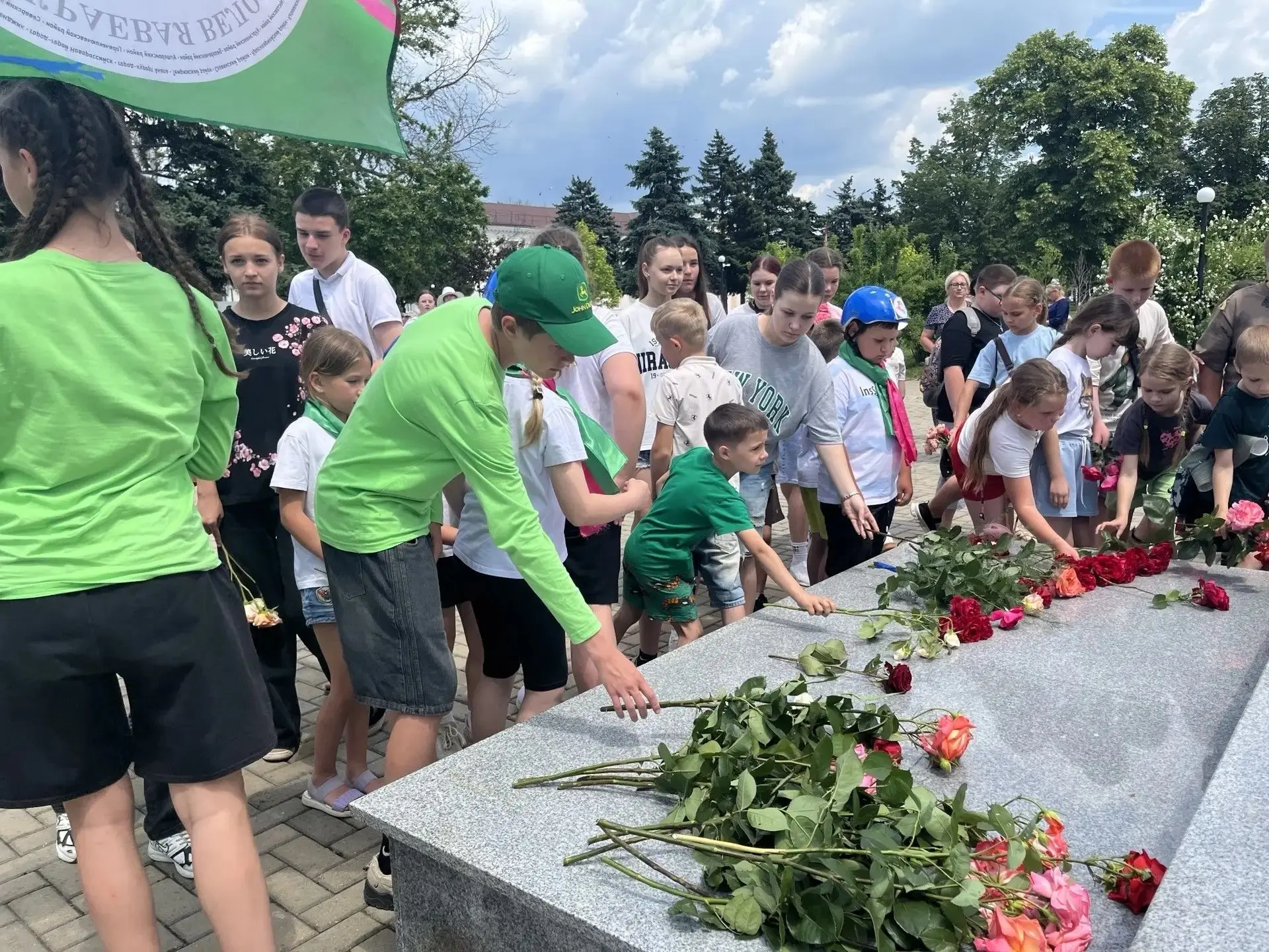 ☀️Воспитанники ЛДП и ЛТО возложили цветы к Вечному огню🌟