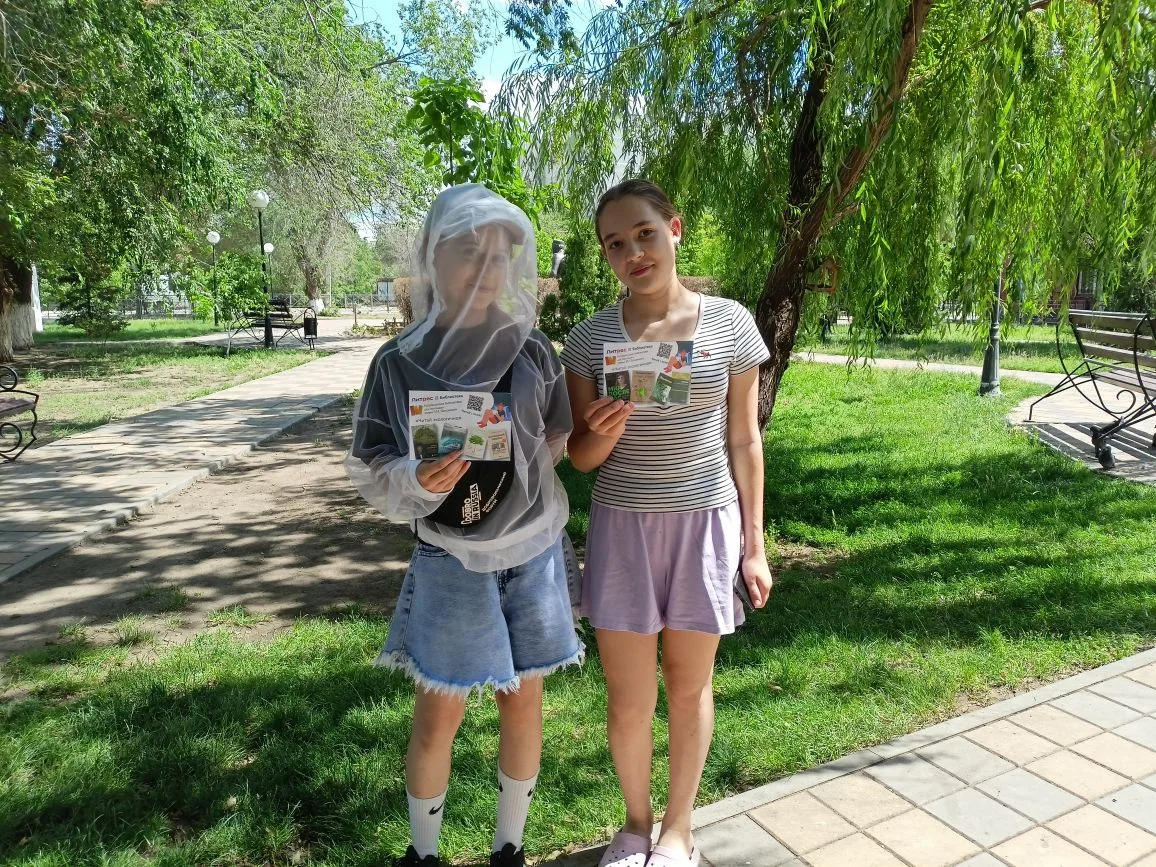 Сегодня в сквере им. Г. Тукая специалисты Астраханской библиотеки для молодёжи им. Б.Шаховского  про