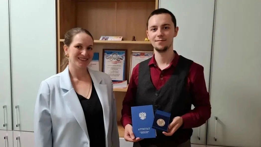 🎉 Нам есть кем гордиться!

В субботу свой долгожданный аттестат и медаль получил выпускник 11-го кл