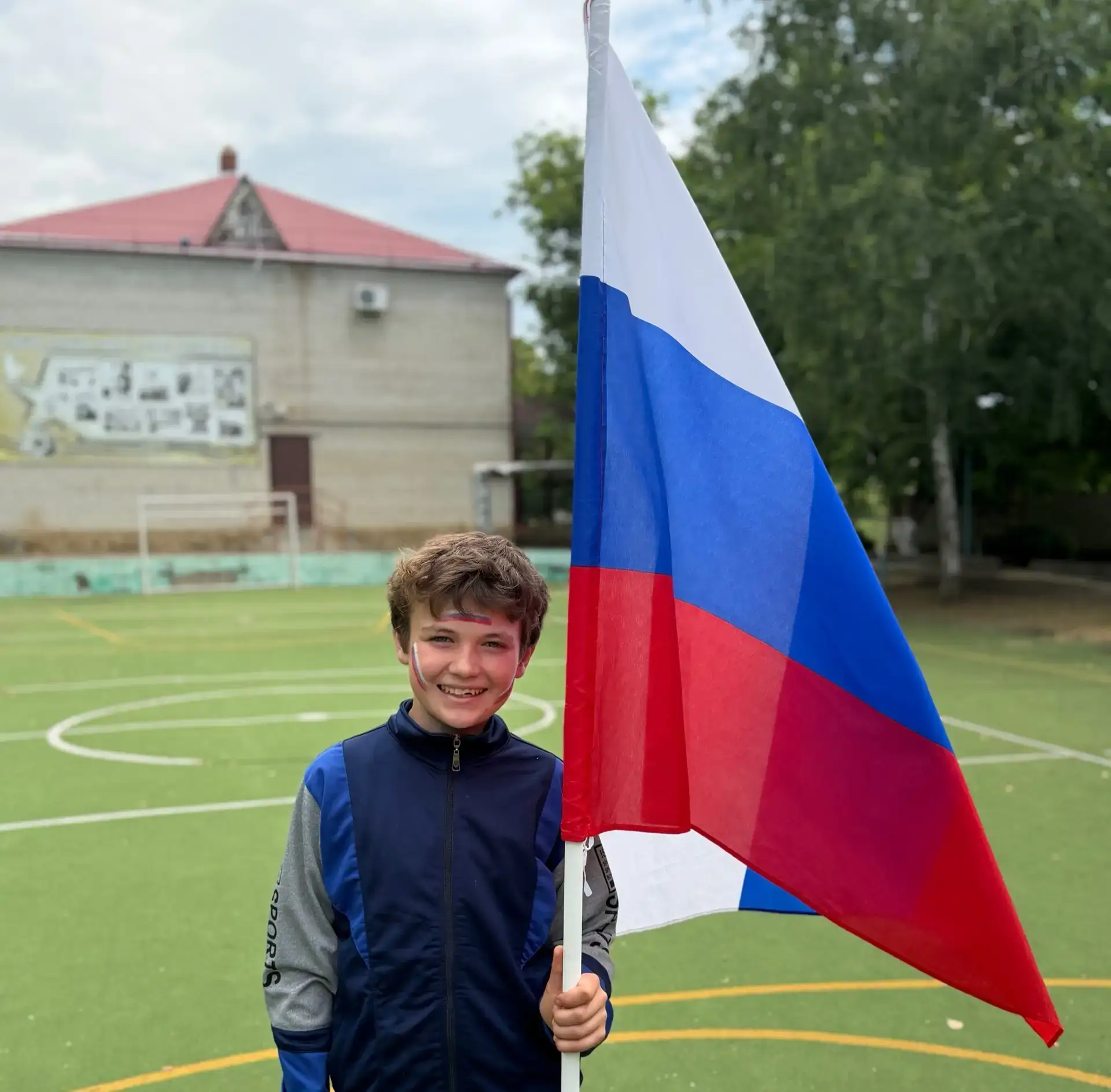 🇷🇺В нашей школе состоялось важное событие для детей и взрослых!  

🇷🇺Масштабный флешмоб «Триколо