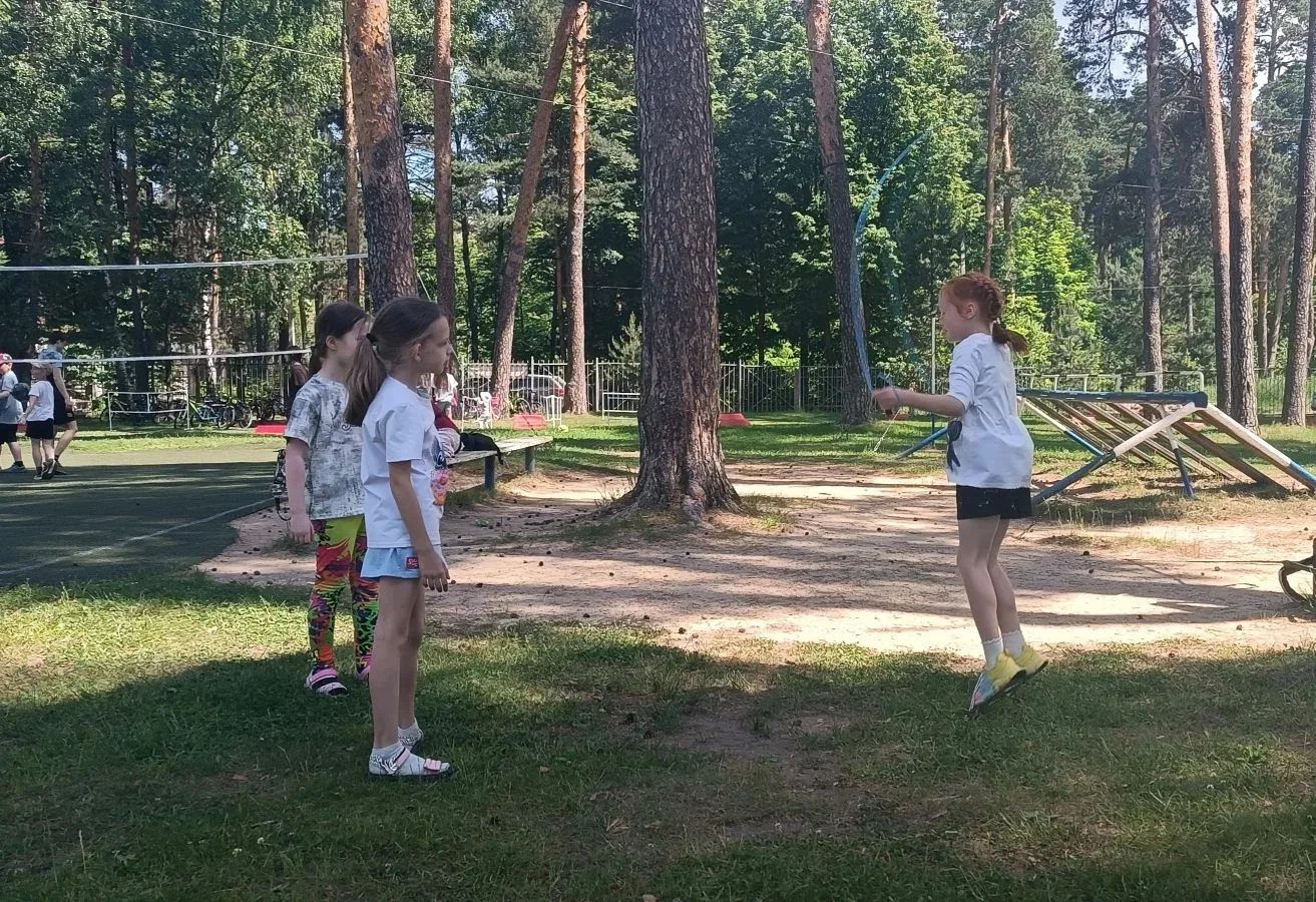 5 день в лагере «Солнышко» выдался по-настоящему живой — полный беготни, азарта и звонкого смеха.

#