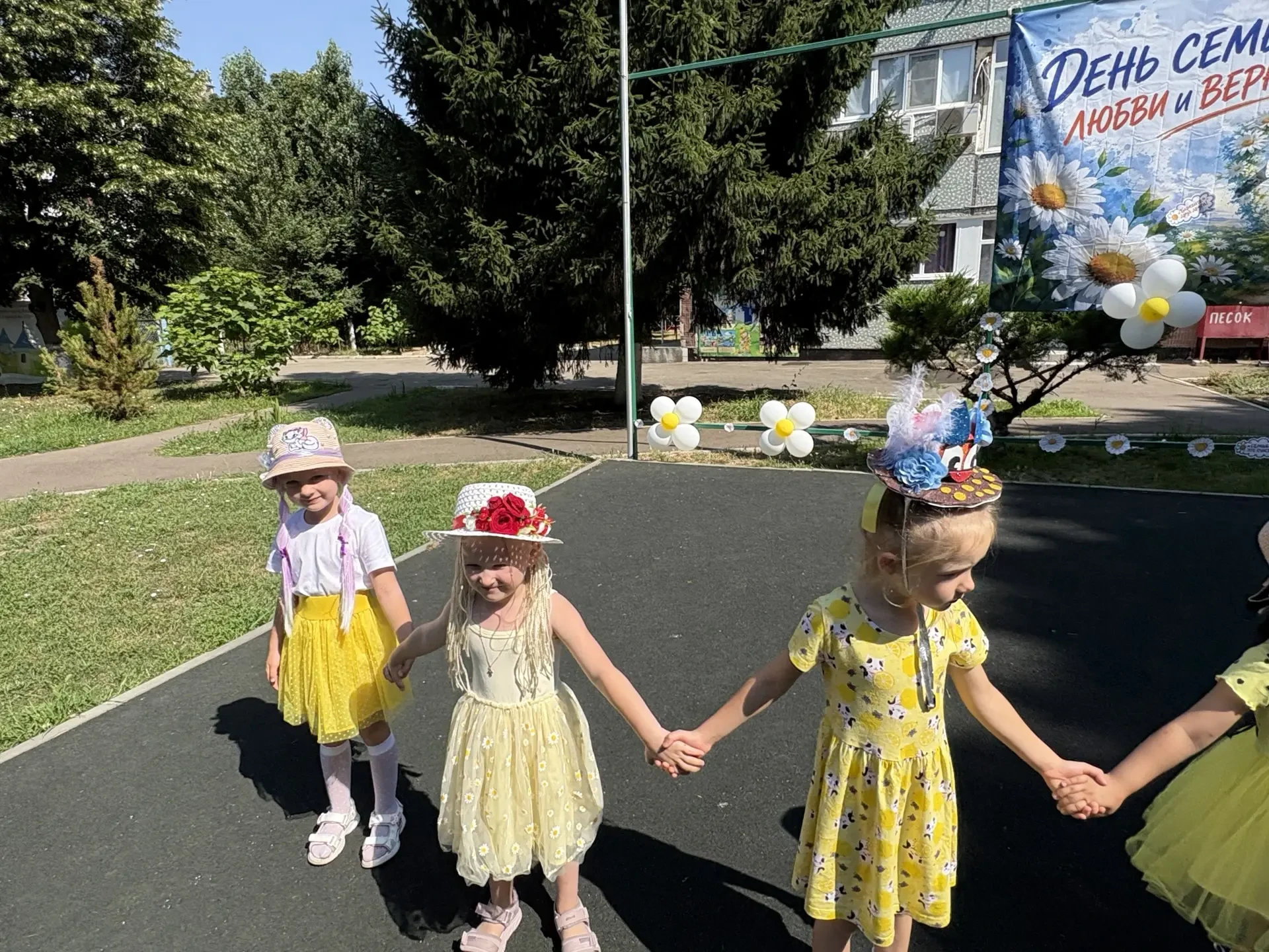 В нашем детском саду прошёл яркий и весёлый конкурс шляп!
Ребята вместе с родителями подготовили сам