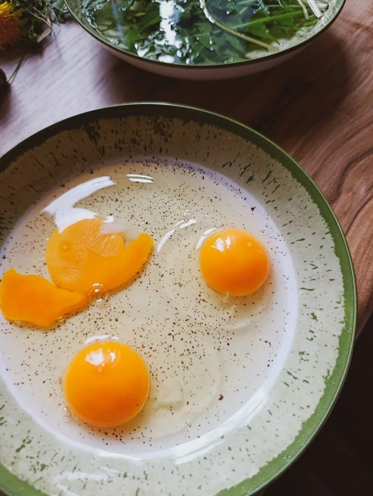Яичница с одуванчиком вкуснее, если вокруг аромат черёмухи. 
Моменты утра. 
Мы одуванчик и другие тр