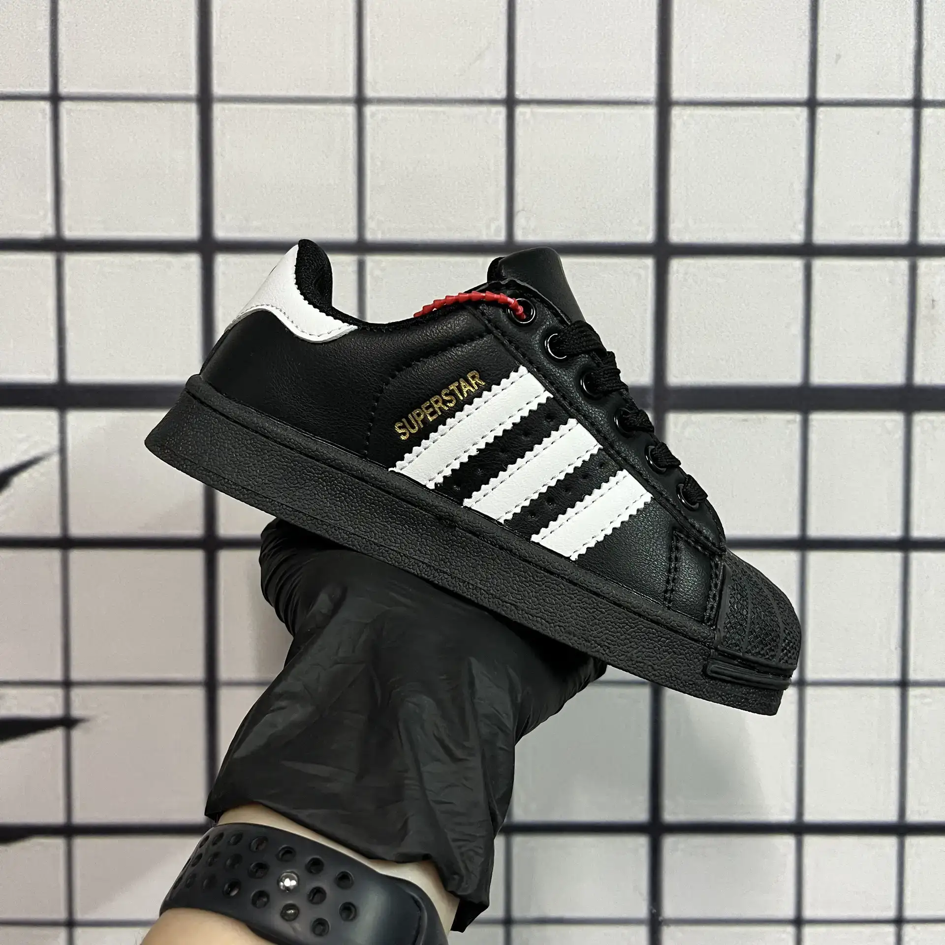 👟  Детские Adidas Superstar 👟

Чёрный + белые полоски 🖤🤍
Легендарный дизайн, надёжность и комфор