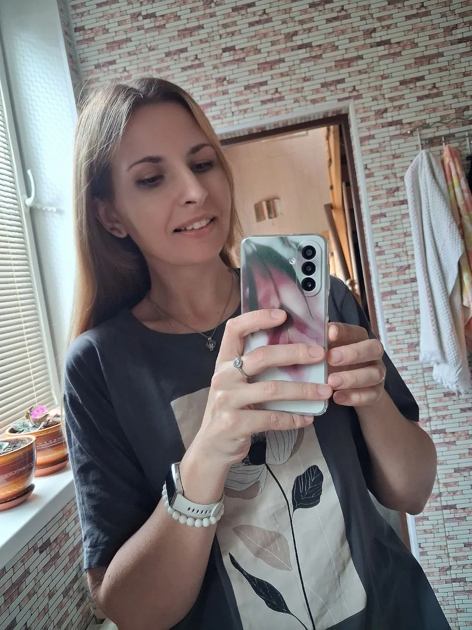 Утопаю в нежности твоей,
Дрожь по коже — ласковый мой зверь
И слова твои мне так важны,
Мой любимый 