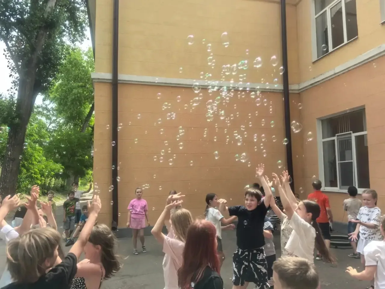 «Как же  стремительно летит время!..» — слышалось сегодня со всех сторон в пришкольном лагере «Мысли