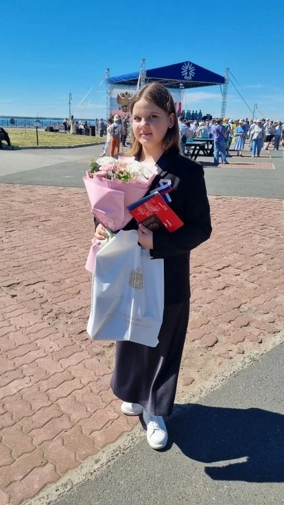 В праздничный день ученица нашей школы, наша активистка, участница школьной вокальной студии "Виктор