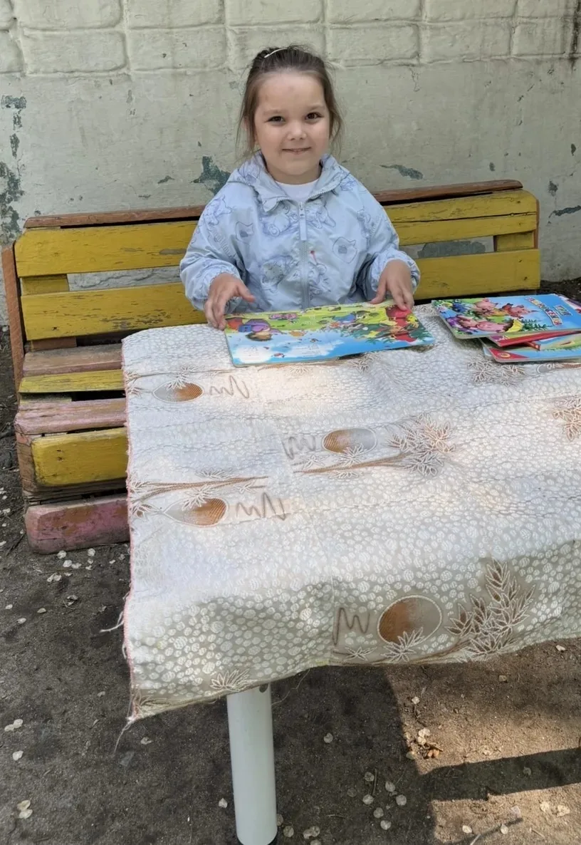 Сегодня мы перенесли мастерскую на улицу! 
Вместо привычного холста — пищевая плёнка, натянутая межд