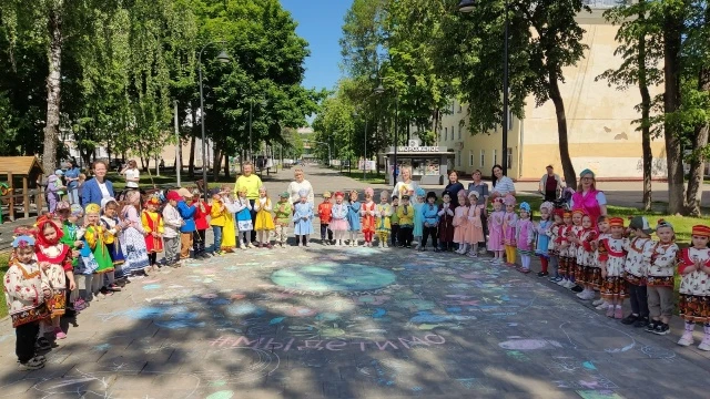 Сегодня в парке Памяти прошла эколого-патриотическая акция «Рисуем окружающий мир и экологию». Акция