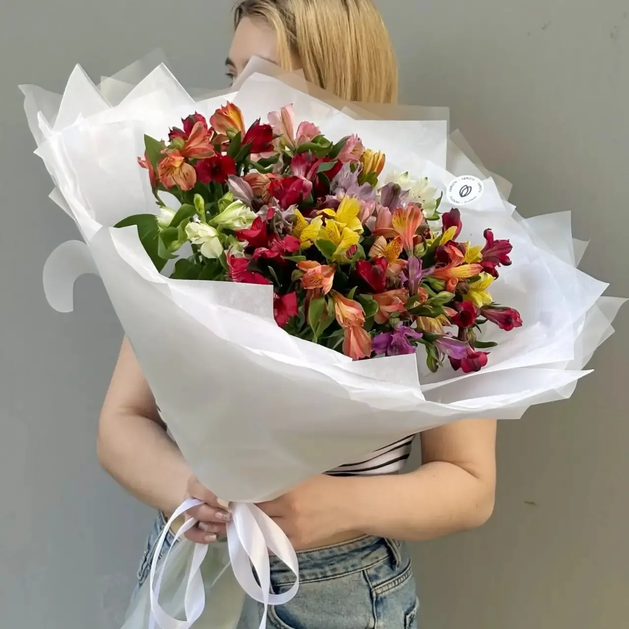 Радужные альстромерии — настоящий дофамин в букете 🌈💐

Яркие оттенки, лёгкое летнее настроение и м