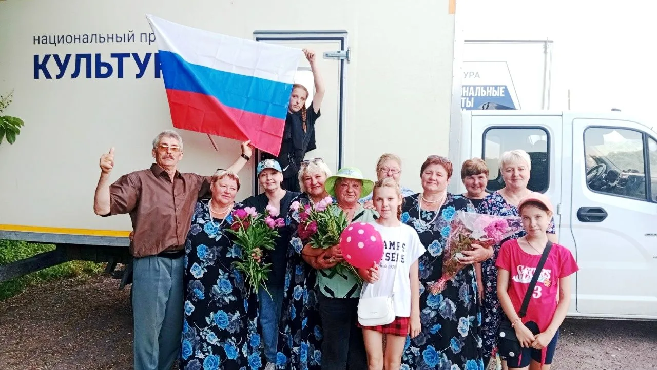 С Днем России поздравили артисты автоклуба жителей Леденево и Задубравья!