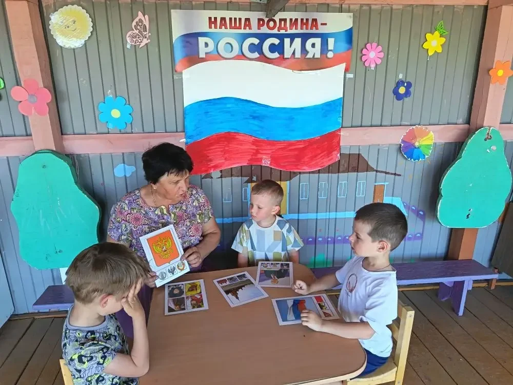 Сегодня, в честь дня России  в нашем детском саду прошел тематический день "Символы России".
Воспита