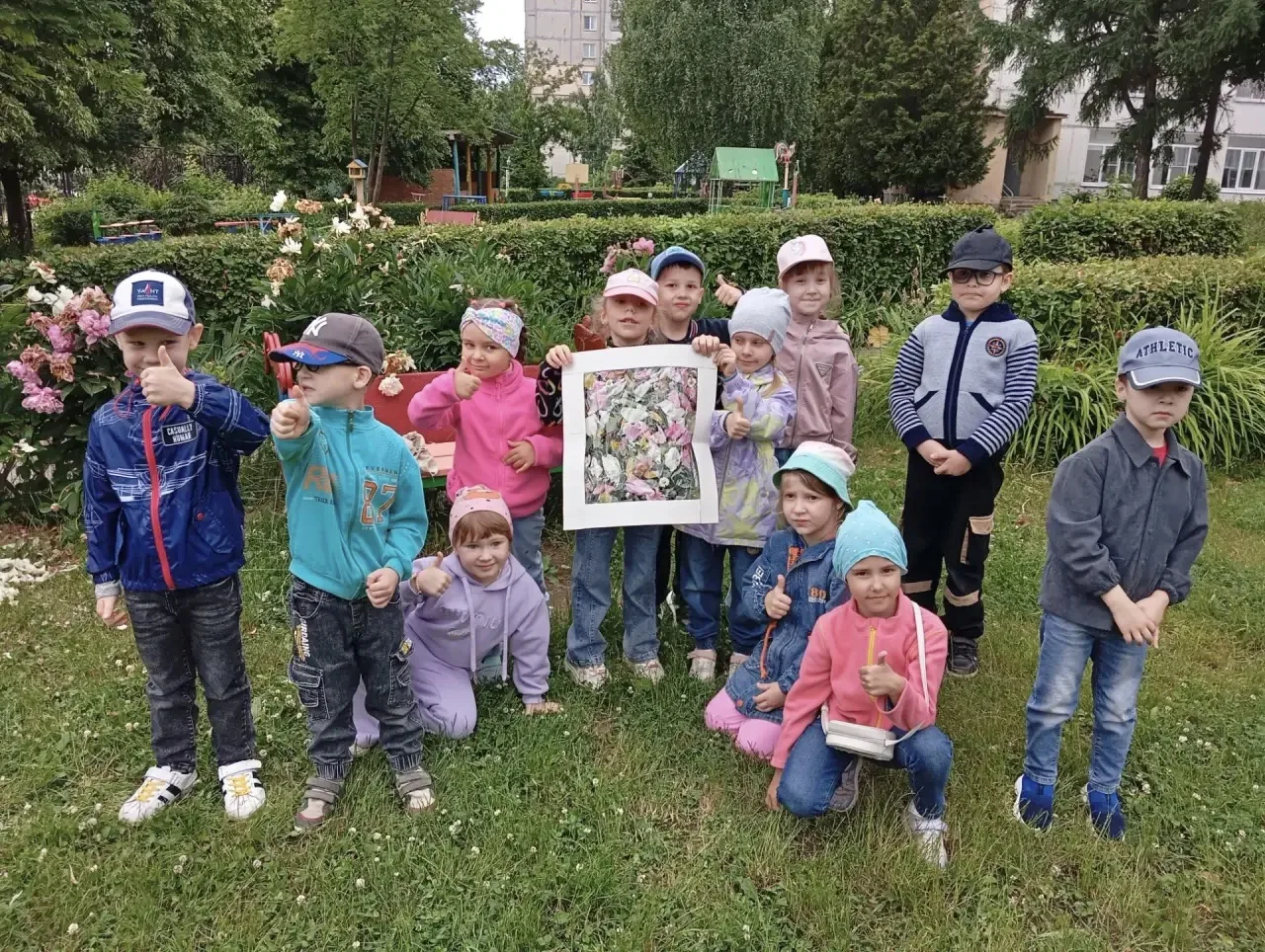 Вы только посмотрите, как умело наши ребята перевоплотились во флористов!
Дети с удовольствием собра