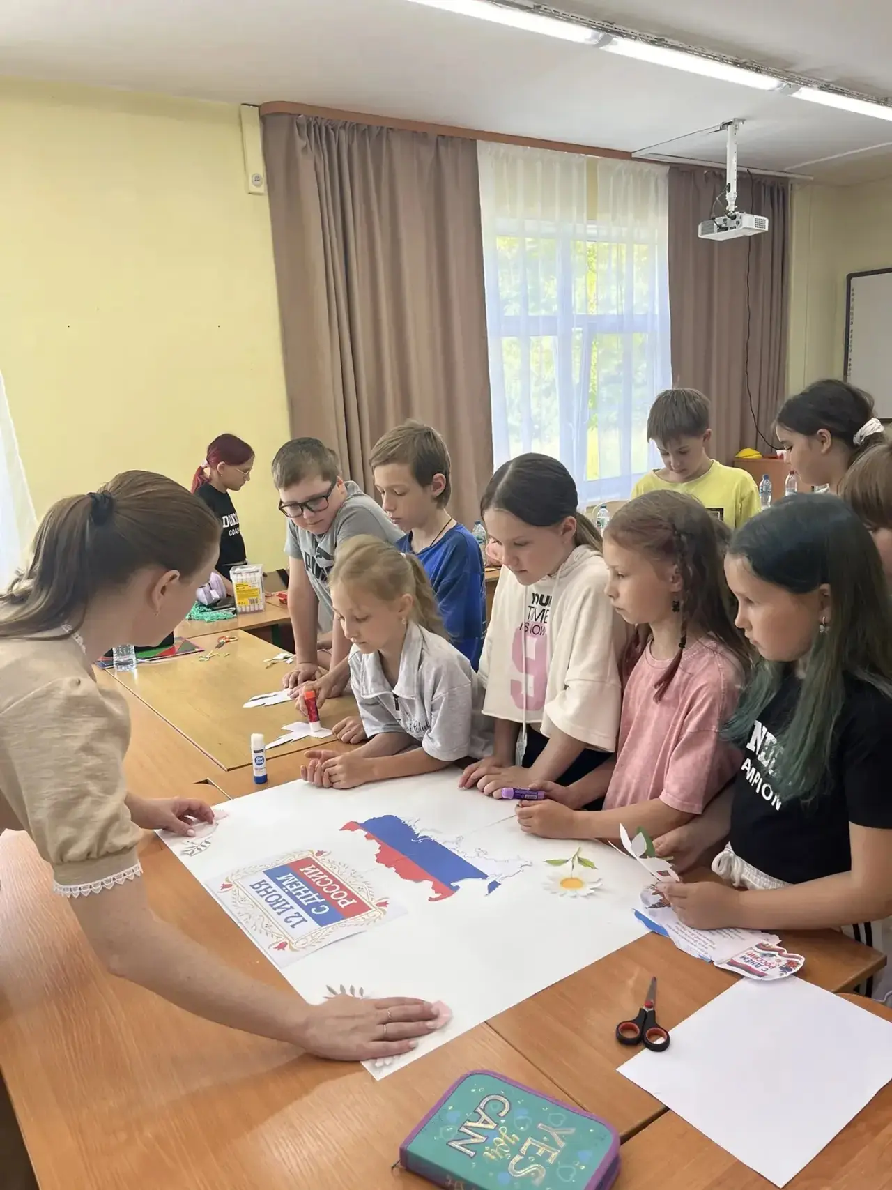 В летнем лагере «Цветочный город» прошёл тематический день, посвящённый Дню России 🇷🇺
Дети приняли