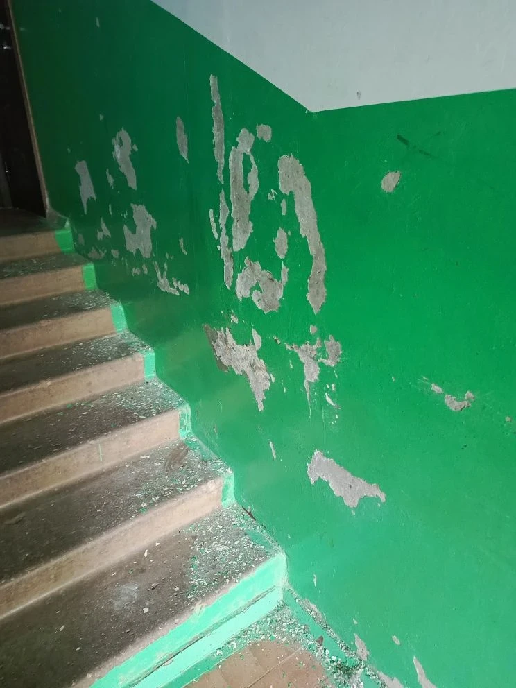 👍Хорошие новости для жителей! 🏡 УК "Эталон плюс" приступила к ремонту подъезда №4 по ул. Олега Кош