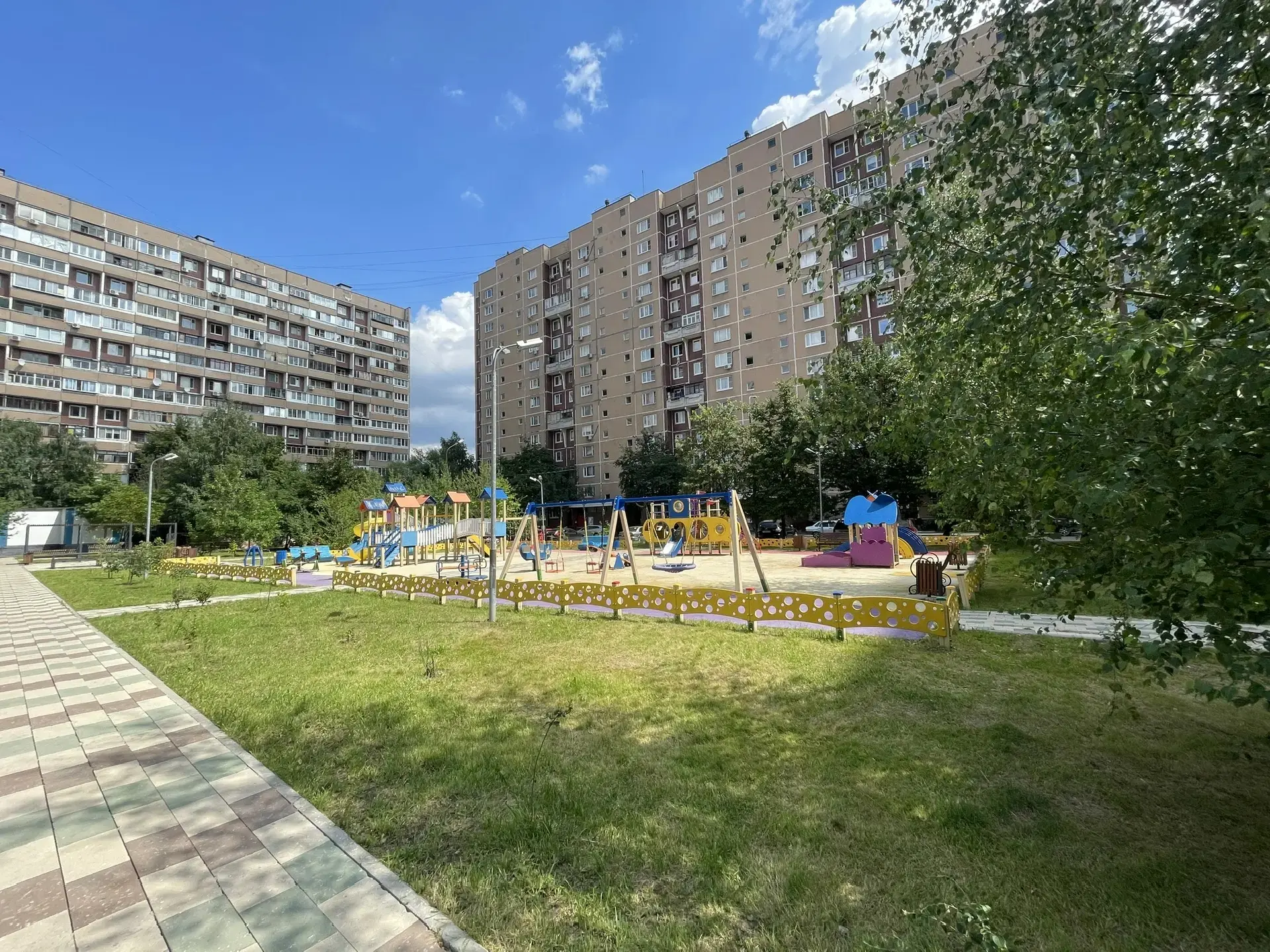 Срочно продаётся 1-комнатная квартира  в районе Новопеределкино, ЗАО, г. Москвы. В  пешей доступност