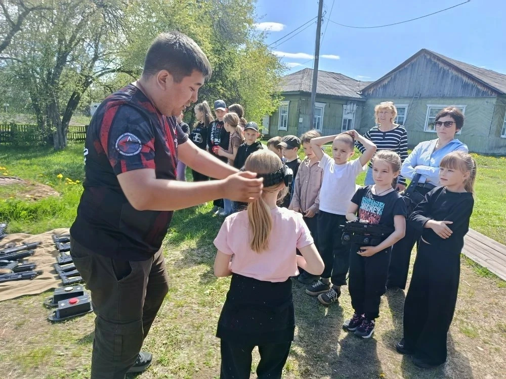 Лазертаг.
К нам в школу приезжал лазертаг — командная военно-тактическая игра с использованием безоп
