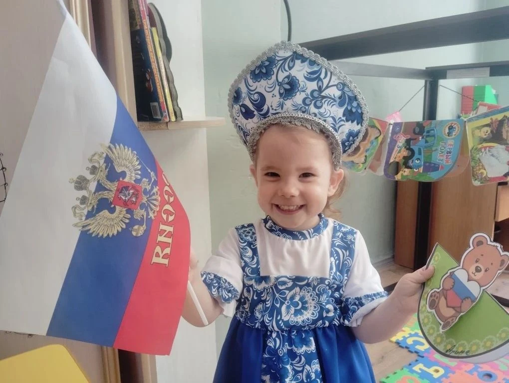 Маленькие патриоты:  первые детские открытки ко Дню России!🇷🇺🧸  
⁣
Даже самые маленькие жители на
