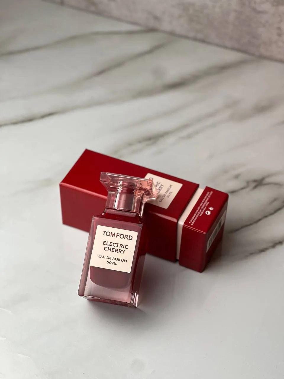 Tom Ford — Electric Cherry

💐 Ноты аромата:
• Верхние: вишня, имбирь
• Сердце: жасмин самбак, амбре